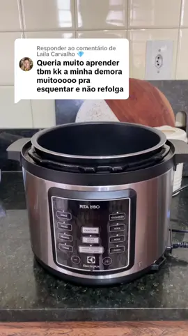 Respondendo a @Laila Carvalho 💎  Como refogar na panela de pressão eletrica. É bem simples, só colocad o que deseja refogar nela, ligar colocar na funcao do item que voce vai fazer e nao colocar a tampa. Cerca 2 ou 3 min ja começa a refogar.  Depois para iniciar a cozinhar o alimento é só fechar a tampa que a panela termina o cozimento normalmente 😉😊