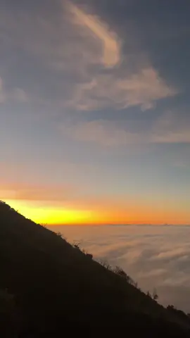 sunset di gunung ciremai pada kala itu#fyp #ciremai #pendakiindonesia #sunset 
