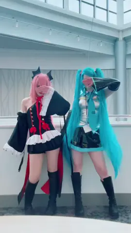 Miku teaching krul to dance😭😭 #kumoricon #mikucosplay #hatsunemiku #krultepes #seraphoftheend 