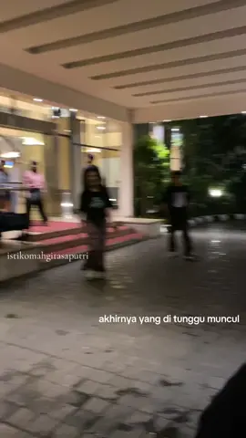 @ɠιƚα ࣪ ִֶָ☾. akhirnya meet up lagi sama titi😋🖤 @tiara andini  #tiara #tiaraandini #mootiara #mootiara_official #fypage #fypviralシ #playlistlive #bandung 