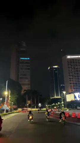 Jakarta ga pernah tidur 😪  Mentahan vidio tanpa musik ada dibio. #citylights #citylightsjakarta #mentahanvidio 