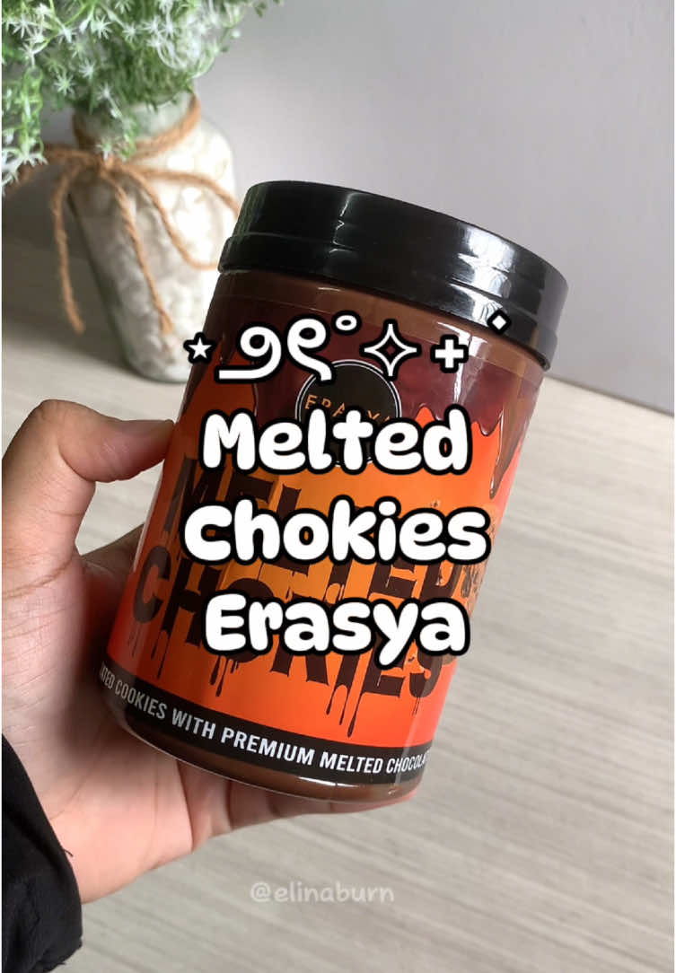 Berapa kali isnin dah ni. Sampai ke sudah tak start2😂. Sebab asyik tergoda dengan makanan2 dalam tiktok ni. Melted chokies erasya ni guna coklat premium tau. Memang sedap😋. Agak manis untuk orang yg tak gemar manis ya. Saiz yg dalam video 370g. Kalau nak rasa jugak bolen tekan beg kuning😉. #meltedchokies #meltedcookies  #erasya #cookies #chocolate 