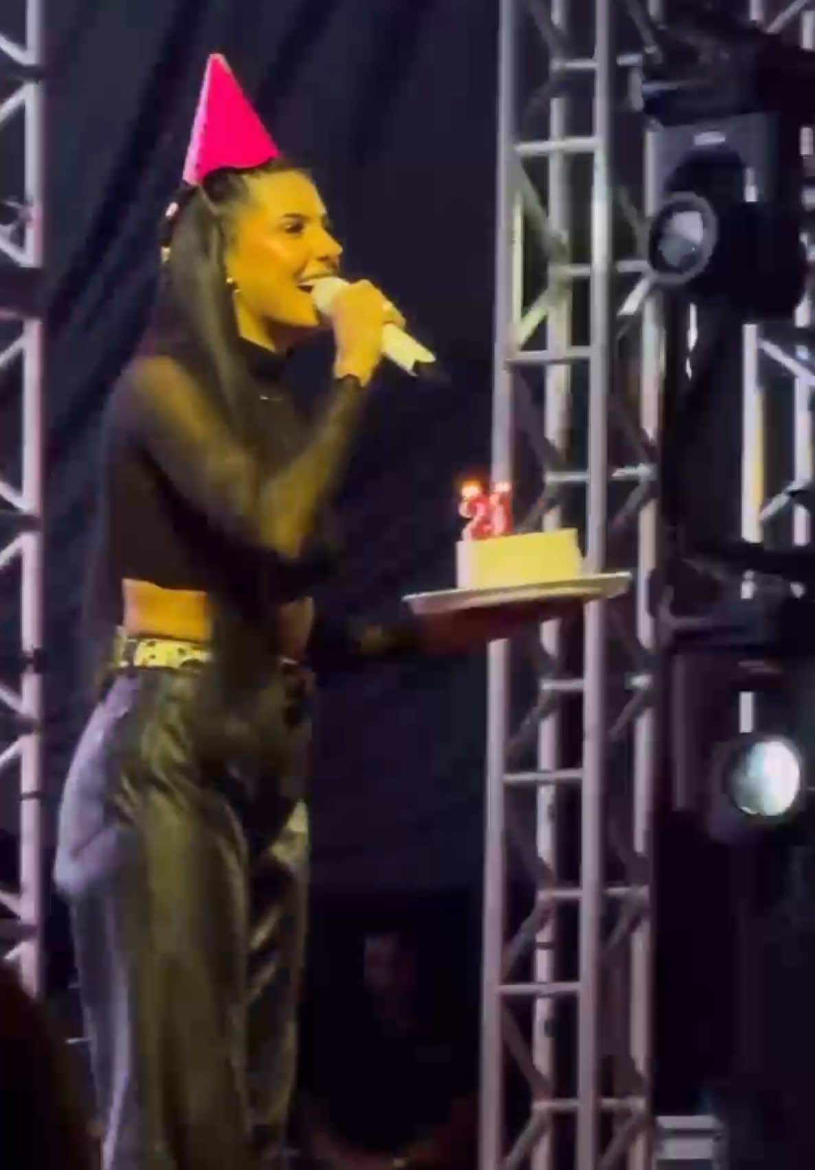 E TEVE COMEMORAÇÃO ADIANTADA NO SHOW DE HOJE! 🎉🥰 Tem alguém que vai ficar mais velha...tá chegando! Os 21 da boiadeira. #boiadeira #anacastela 