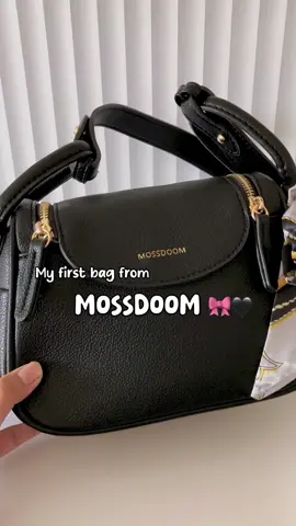 Unboxing my first collection from Mossdoom 🖤🎀 paling excited ye bila parcel ni sampai sebab kitonya dah lama takde handbag baru🥹 thank you suami belikan untuk kita🤍 #mossdoom #mossdoombag #mossdoomshoulderbag #mossdoombagcollection #mossdoomzenithbag #zenithbag 