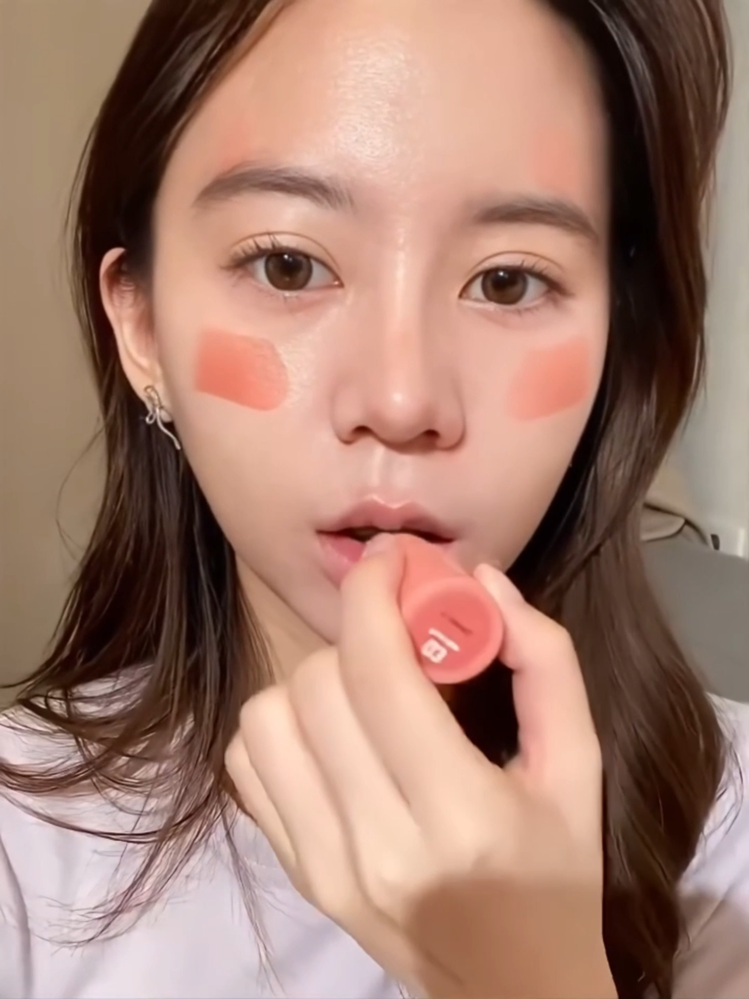 sasi Kiss & Blush Stick สี 03 First Kiss - ส้มอิฐ บ่มแดด ใช้ได้ ตา แก้ม ปาก 3 in 1 สะดวกมาก 📌 sasi Kiss & Blush Stick ขนาด 4 g. 👉🏻 ราคา 139.- 📌**ช้อปได้เลยที่ watsons, EVEANDBOY, BEAUTRIUM, Konvy และร้านเครื่องสำอางชั้นนำทั่วประเทศ หรือช้อปออนไลน์ที่ www.srichand.com : https://bit.ly/4eHS3cA sasi SHOPEE: https://bit.ly/3QDxALp sasi LAZADA: https://bit.ly/46aQGhR watsons Online: https://bit.ly/40BGRIE EVEANDBOY Online: https://bit.ly/3QDxcMX BEAUTRIUM Online: https://bit.ly/47x6OLA Konvy.com: https://bit.ly/478oTjj **สินค้าที่จัดจำหน่ายอาจแตกต่างกันไปแล้วแต่ร้านค้าและสาขา โปรดตรวจสอบที่จุดจำหน่ายอีกครั้ง #sasi#KissandBlushStick #sasi3in1บลัชสติ๊ก