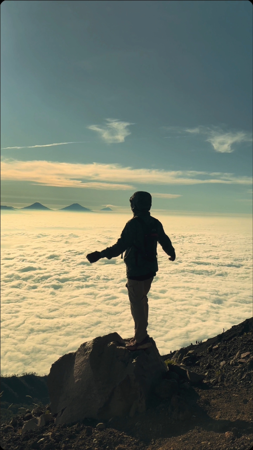 ikutan bang #Hiking #nature #gunungindonesia #mountain #fyppppppppppppppppppppppp #kutamembencimu #slametmountain #slametviabambangan #สปีดสโลว์ #สโลว์สมูท #CapCut 