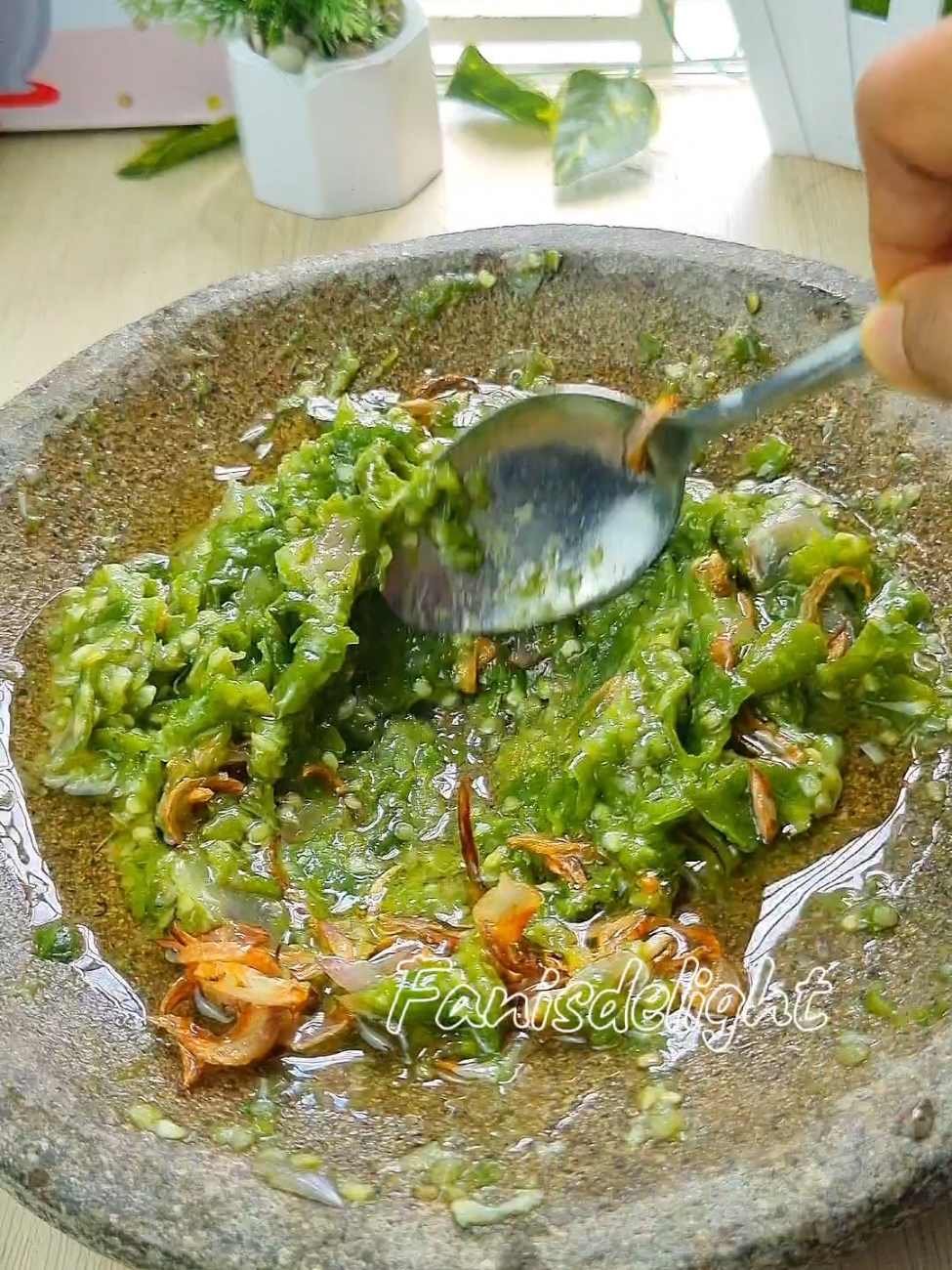 Resep sambal ijo simple praktis enak banget !  Bahan sambal ijo: 3 siung bawmer 3 siung bawput 1 genggam cabe hijau dan cabe rawit hijau garam gula kaldu bubuk Perasan jeruk nipis Minyak bawang goreng  #resepsimple #idemasakan #masakanharian #masaksimple #resepayamgoreng #resepsambal