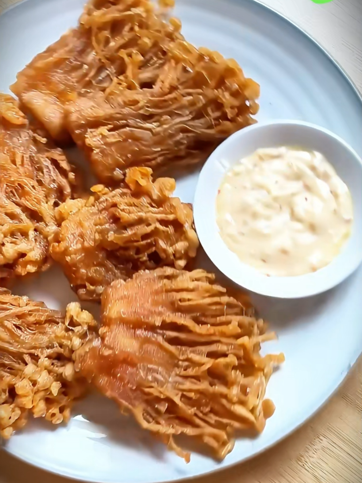 Champiñones Enoki frito crujiente  By; https://www.instagram.com/magsspicedkitchen/?g=5 INGREDIENTES: 2 paquetes de hongos Enoki 1/2 taza de fécula de patata 1/2 taza de maicena 1 cucharadita de ajo en polvo 1 cucharadita de paprika 1 cucharadita de pimiento de cayena 1/4 cucharadita de pimiento blanco 1/2 cucharadita de sal 1/2 taza de agua fría DIRECCIONES: - Empieza cortando los extremos de los hongos enoki, luego cortando en 3 secciones iguales. - En un tazón grande, combinar el almidón de patata, maíz, ajo en polvo, pimentón, pimienta de cayena, pimienta blanca y sal. Mezcla bien para distribuir las especias de manera uniforme. - Añade gradualmente el agua fría a la mezcla seca, agitando hasta formar una masa suave y gruesa. - Calienta suficiente aceite en una olla a alrededor de 350°F. - Sumerge cada racimo de hongos enoki en la masa, asegurándose de que estén completamente cubiertos. - Coloque cuidadosamente los hongos recubiertos en el aceite caliente, friendo en lotes para evitar el hacinamiento. Freír hasta que estén dorados marrones y crujientes, unos 2-3 minutos por lote. - Quitar los hongos fritos con una cuchara ranurada y escurrirlos en un plato forrado con toalla de papel para eliminar el exceso de aceite. - Sirvelos calientes con la salsa que elijas. ¡Disfruta! #pastarecipes#recetasfaciles#recetasaludable#fyp#recetas#recetasnutritivas#enokimushroom #EasyRecipes