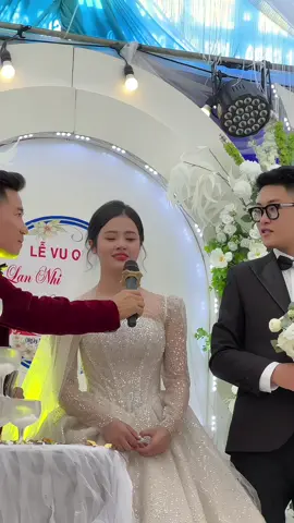 MC đã nói gì .. mà khiến cô dâu phải khóc vậy 