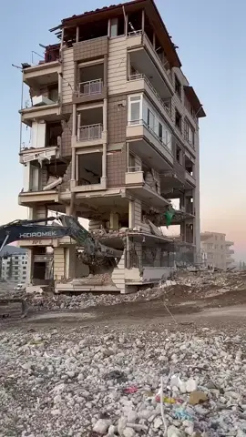 Hatay Antakya deprem hasarlı bina yıkımı (vali göbeği) civarı