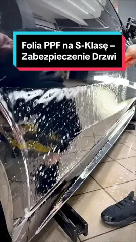 Folia PPF na S-Klasę – Zabezpieczenie Drzwi W tym filmie pokazujemy, jak precyzyjnie zabezpieczamy drzwi S-Klasy folią PPF, chroniąc lakier przed uszkodzeniami i zapewniając elegancki wygląd na lata. #MercedesSKlasa #FoliaPPF #ZabezpieczenieLakieru #DetailingAuta #OchronaLakieru #PolonezGarAg #MercedesSClass #PPFFilm #PaintProtection #CarDetailing #PaintProtectionFilm#tegodnia 