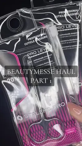 BEAUTYMESSE HAUL PART NO. 1  Unsere Ausbeute von @GTM Beauty.  Lust auf ein Part 2? 🖤 #faesthetique #beautyforum #messe #haultime #münchen #gtm #beauty #beautysalon #russianmanicure #russianpedicure 