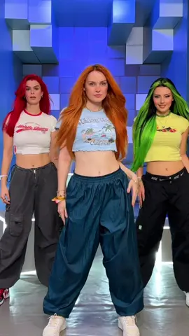 Someone called us „traffic light“ and I can’t unsee it now 😭🚥!! 💃 with @Anna.Gazanis @Dilaraa.s💚   #dance #trend 