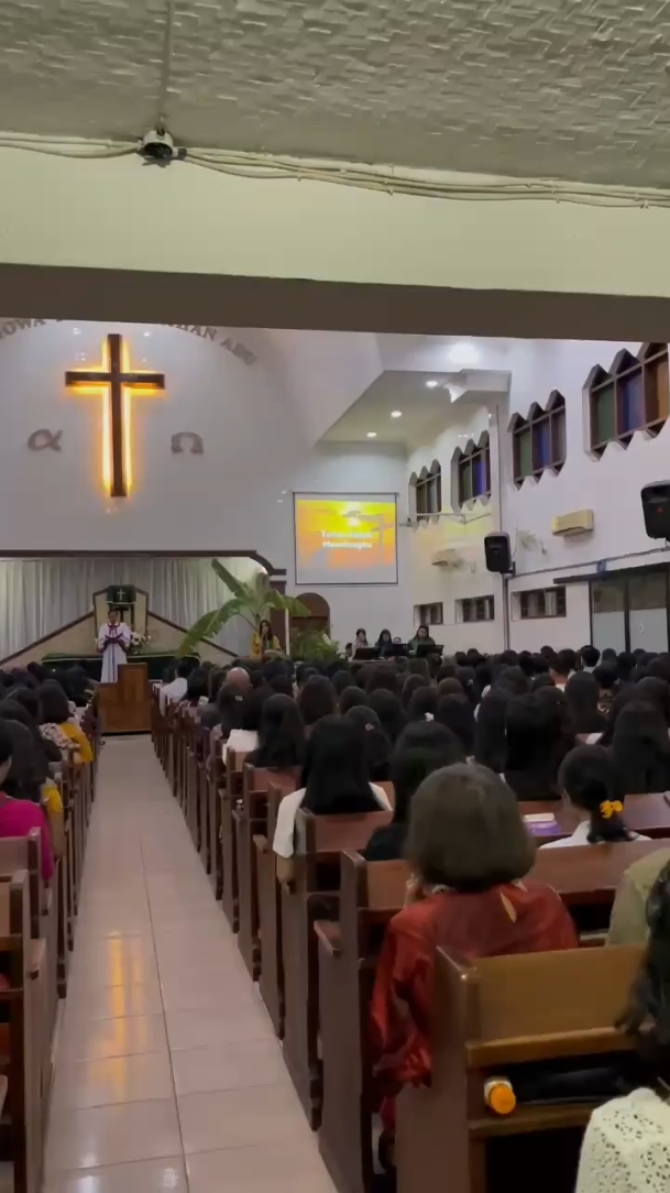 Bahkan di titik terendah di dalam kehidupan kita, Tuhan akan selalu menolong kita  Shalom Napss, gimana seru kann ibadah pemuda di HKBP Pasar Melintang. Kalau gitu sampai ketemu di ibadah pemuda minggu depan 👋🏻 SEE YOU!! #hkbppasarmelintangmedan #ibadah #pemuda #naposobatak #naposonihkbp #worship #fyp #xyzbca #lagurohani 