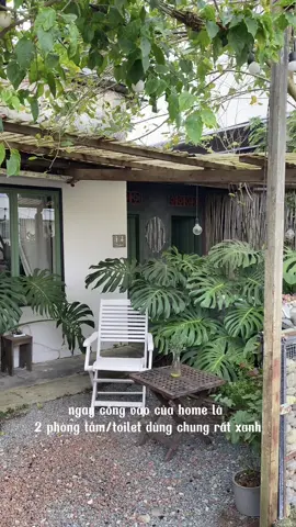 Nay home thuê bé Nô hàng xóm tới làm video giải thích: home 6-7 phòng mà sao chỉ 2 phòng có toilet bên trong? Tại vì nhà gỗ nên thiết kế có chút khó khăn, không được phép thay đổi cấu trúc cũ. Nên đành trang trí hết mình cho 2 toilet bên ngoài: có mái che mưa đi ra từ phòng khách, bình nước nóng gián tiếp siêu to • an toàn • không ồn • dùng thoải mái, cây hoa xanh mát • dọn dẹp sạch sẽ • xịt côn trùng định kỳ. ☺️☺️ #dalat #homestay #homestaydalat #nghiendalat #woodenattic #đàlạt #viral #gacgodalat #xuhuong 