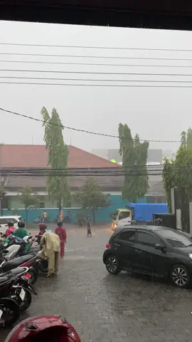 kediri banjir cah🥲 btw terimakasih buat warga sekitar sama murid smk3 yang bantu pengendara motor🫶🏻 ##kediri24jam##kediri##banjir##fyppppppppppppppppppppppp##benangrajakediri##hujanderas