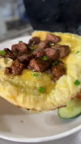 Cơm Bò Lúc Lắc Phủ Trứng….Cái gì phủ trứng được là phủ trứng 👌…Lên nhạc #HongKongstyle #AnhMinhQuan #streetfood #fusionfood #Quan6 #Saigon #anhminhquán #hongkongstyle 