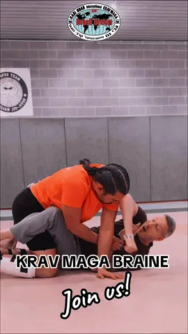 COMMENT SE DÉFENDRE CONTRE UNE SAISIE - MÊME AU SOL ! 🔥 Sais-tu comment réagir si quelqu’un te saisit fermement, que ce soit debout ou au sol ? 🚨 Apprendre à te libérer de ces situations peut tout changer. Voici 3 raisons essentielles pour lesquelles tu devrais t’entraîner à te défendre contre une saisie : 1️⃣AGRESSEUR ENTRE LES JAMBES : LE RISQUE POUR LES FEMMES Pour une femme, se retrouver au sol avec un agresseur entre les jambes et les poignets saisis peut être une situation critique. Savoir réagir efficacement à cet instant, c’est se donner une chance de reprendre le contrôle 💪Dans nos cours, tu apprendras des techniques simples pour te libérer, même dans ces moments de vulnérabilité. 2️⃣MAINS IMMOBILISÉES ? UTILISE TES AUTRES MEMBRES ! Quand les mains sont prises, ce n’est pas fini ! 🦵💥 En Krav Maga, on t’apprend à transformer ton corps entier en arme. Tes pieds, genoux, coudes… chaque membre devient un moyen de défense, pour que tu puisses réagir même avec les mains bloquées. Ne jamais sous-estimer la puissance de tes autres atouts ! 🥋 RÉAGIS IMMÉDIATEMENT Dans une saisie, chaque seconde compte ⏳. Apprendre à réagir sans hésiter te donne un avantage énorme pour contrer l’agresseur. Cette réactivité, c’est ce qu’on travaille en Krav Maga : développer des réflexes pour que, face à une prise, ton corps sache instinctivement quoi faire⚡ 👉 Ces techniques sont là pour tous, peu importe ton niveau ou ta condition physique. Mon objectif est de te donner les outils nécessaires pour que tu te sentes prêt(e) à réagir et à te défendre, où que tu sois. Alors, prêt à passer à l’action❓ “Apprendre à se défendre, c’est apprendre à vivre sans peur.” 🛡️ #ikmkravmagaofficial #kravmagabraine #kravmagabelgium  #kravmaga #selfdefense #securitepersonnelle #combat #coursdekravmaga #defensepersonnelle #confianceensoi #instaformation #coursdecombat #bruxelles #forceinterieure #protegetoi #survie #techniquededefense #combatsport #prevention #antiviolence #femmeetkravmaga #controle #vigilance #clubdekravmaga #confiance #brainelalleud #nivelles #genappe 