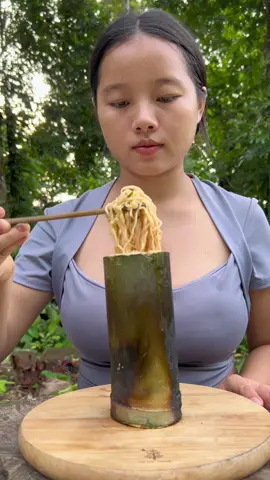 Unbelievable! Eating noodles in bamboo tubes is so deliciou! #bushcraft #Outdoors #camping #survival #hacks #maobuschcraft 