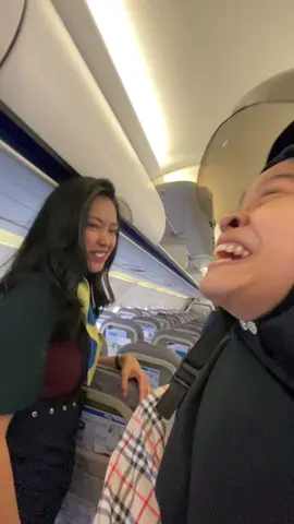 Belum pernah sebelumnya naik pesawat pakai alat ini. Gimana ya reaksi pramugarinya?