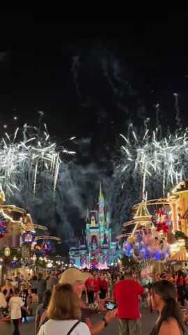 POV: You are in the Magic Kingdom while they are filming their Christmas special 🌲❤️🌲❤️ #disneychristmas #christmasatdisney #disneyworld #fireworks #disneyfireworks #mainstreetusa