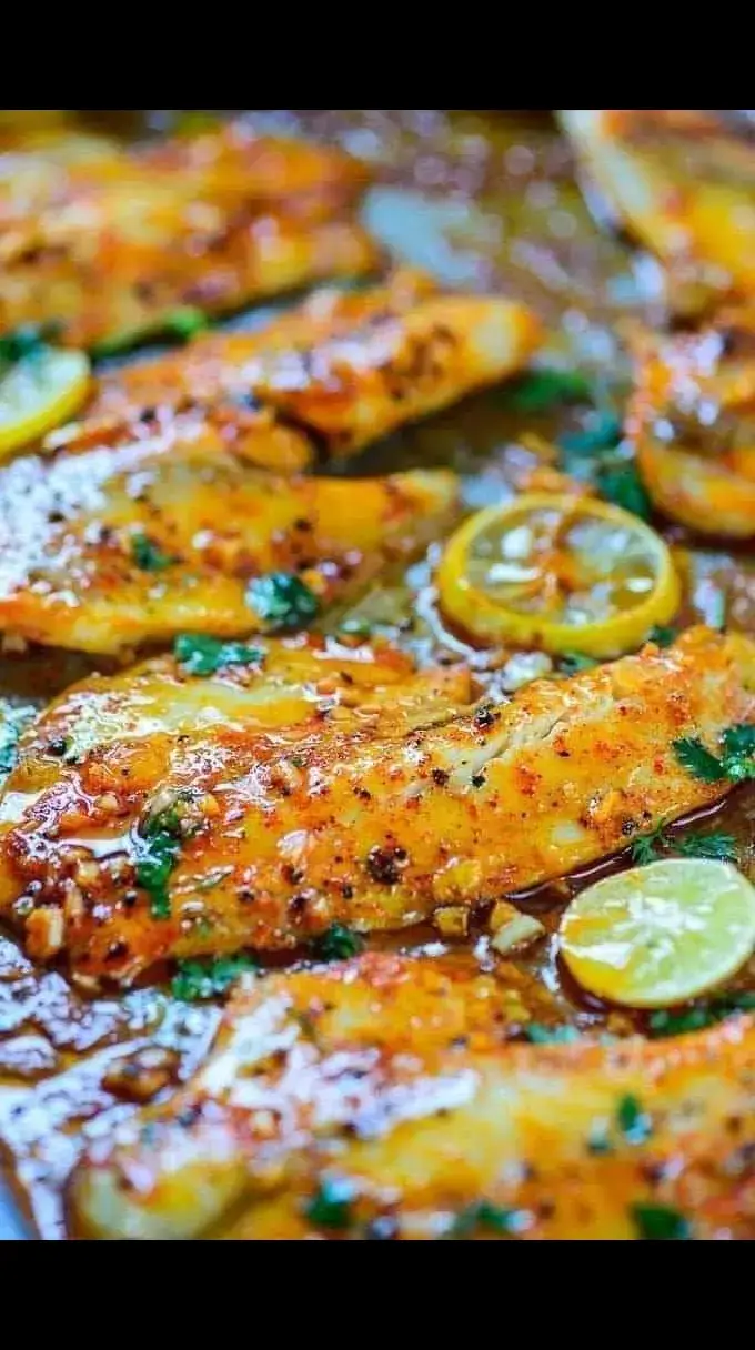 Tilapia al Ajo, Limón y Especias. Ingredientes: 4 filetes de tilapia 3 dientes de ajo, picados finamente Jugo de 1 limón Ralladura de 1 limón (opcional, para un sabor más intenso) 2 cucharadas de aceite de oliva o mantequilla derretida 1/2 cucharadita de paprika 1/2 cucharadita de comino en polvo 1/2 cucharadita de orégano seco Sal y pimienta al gusto Perejil fresco, picado (para decorar) Rodajas de limón para servir (opcional) Instrucciones: 1. En un tazón pequeño, mezcla el ajo picado, el jugo de limón, la ralladura de limón, el aceite de oliva (o mantequilla derretida), la paprika, el comino, el orégano, la sal y la pimienta. Revuelve bien para integrar todos los ingredientes. 2. Coloca los filetes de tilapia en un plato o bandeja y vierte el marinado sobre ellos. Deja reposar durante unos 15-20 minutos para que los sabores se impregnen bien  3mCalienta una sartén grande a fuego medio-alto y agrega un poco de aceite de oliva. Coloca los filetes de tilapia en la sartén y cocina durante 3-4 minutos por cada lado, o hasta que  esté bien cocido y se desmenuce fácilmente con un tenedor. 5. Coloca los filetes de tilapia en un plato y decora con perejil fresco picado y rodajas de limón al gusto.