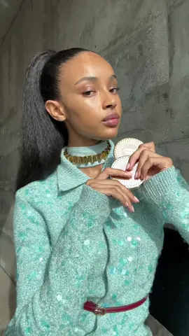 Holding onto summer vibes with @Gucci Beauty 🌸✨ Gucci Glow Highlighter in Warm Gold for the cheeks, Warm Bronze on the eyes, and Frosted Lilac on the lips💄 #guccibeauty #fashion #summervibes #GlowUp #luxurybeauty 