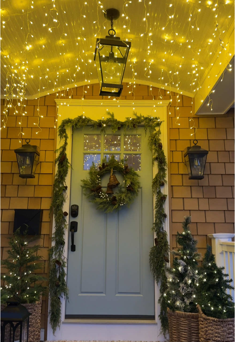 Give me all the twinkle lights this year ✨  #christmaslights #christmasdecor #outdoorlights #iciclelights #porchdecor #porchdecor #porch 
