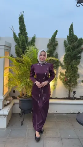 new launch!!🤩 ALEA set kururung melayu, warna burgundynya ga pernah gagal😍 #outfitideas #outfitinspo #rekomendasioutfit #bajukurungmelayu #ootdkondangan #outfitinspiration #kondanganoutfit #burgundy 