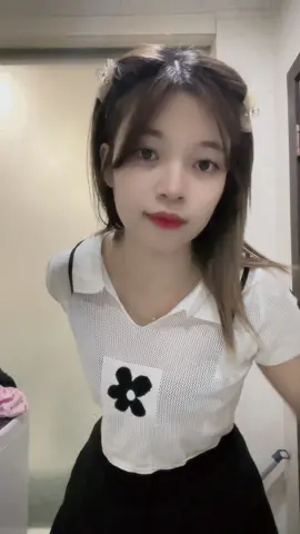 အပြင်မာတွေ့ရင်ခေါ်နော် ခါးပေးကိုင်မေ🤪