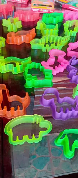 Faça seu pedido!  esse kit viralizou; 30 Cxs Massinha de Modelar + 60 Forminha Cortador de Massinha GRANDE!  #massinhademodelar #giz #gizdecera #cores #escola #atividadesinfantis #creche #terapiaocupacional 