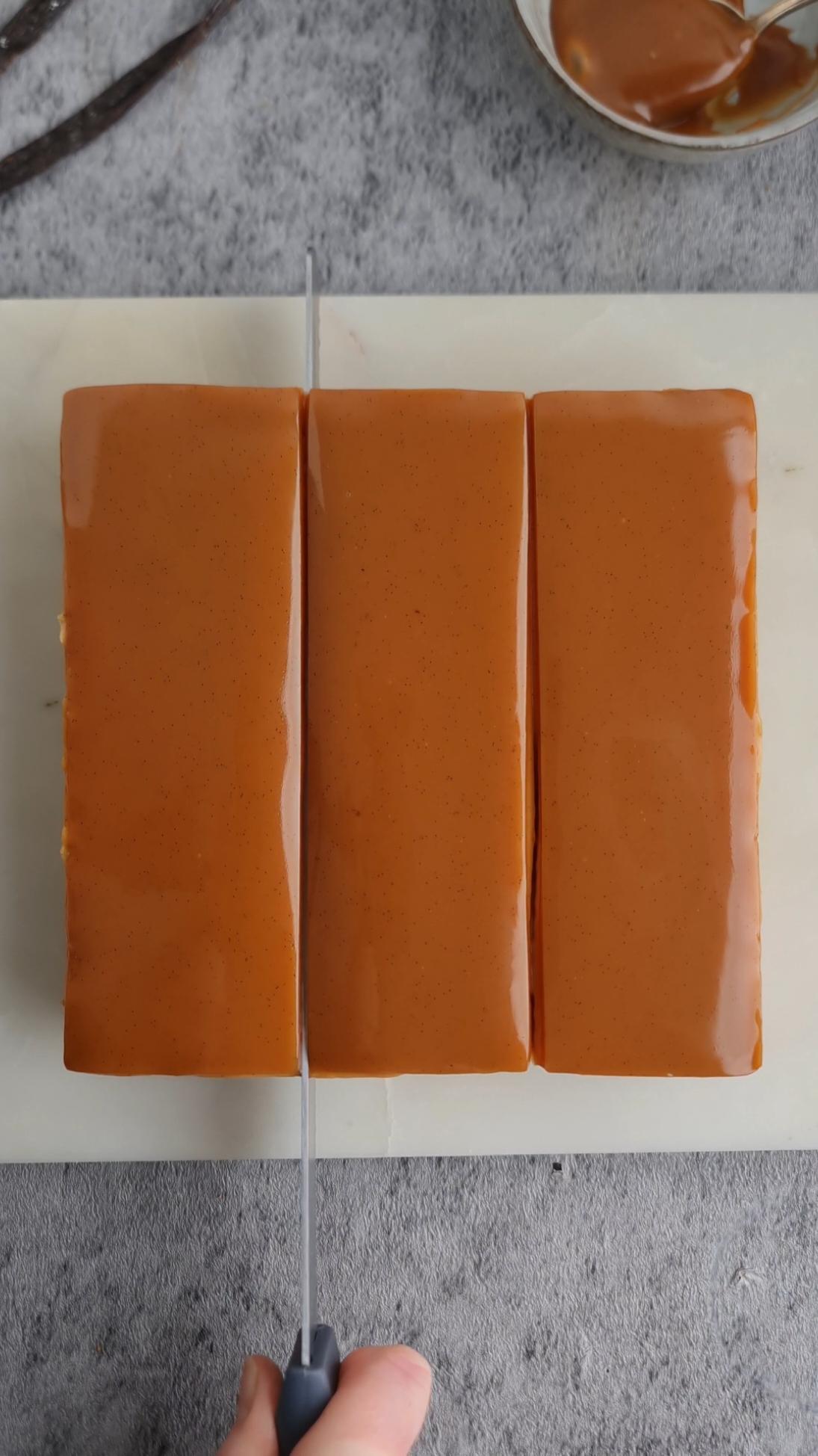 Flan à la crème dessert  Pour le biscuit shortbread  100g de beurre mou 25g de sucre  150g de farine  1/2càc de sel  1/4 càc de levure chimique  Dans un saladier mélangez le beurre avec le sucre, ajouter la farine, la levure et le sel Étaler la pâte dans un moule de 20cm  Faire cuire à 170° environ 20min  La crème : 2 boîtes de crème dessert à la vanille 570g chacune  60g de maïzena diluée dans un peu d'eau  Faire cuire sur feu moyen jusqu'à ébullition  Verser la crème sur le biscuit et réserver au frais minimum 4hr avant de démouler  Après refroidissement ajouter du caramel et laisser figer 🇬🇧 Custard Flan For the shortbread biscuit 100g of soft butter 25g of sugar 150g of flour 1/2 tsp of salt 1/4 tsp of baking powder In a salad bowl, mix the butter with the sugar, add the flour, yeast and salt Spread the dough in a 20cm mold Bake at 170° for about 20min The cream: 2 cans of vanilla dessert cream 570g each 60g of cornstarch diluted in a little water Bake over medium heat until boiling Pour the cream over the biscuit and refrigerate for at least 4 hours before unmolding After cooling, add caramel and let set