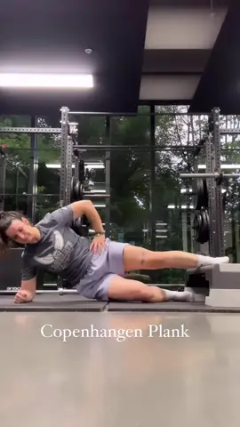 Copenhagen plank —— An excellent exercise for targeting the thigh adductors, but also for stimulating asymmetry in the spinal stabilizer muscles.  —— It’s also an exercise that relies on the stability of the shoulder, which is supported on the ground. The obliques and transversus abdominis are also mainly recruited to stabilize the trunk.  —— An excellent exercise to add to your training plan to stimulate the frontal anatomical plane. Which is often negleted.  ——  Chloé 🚀 #football #strengthandconditioning #athletes #strengthtraining #muscles #trainning #foryou 