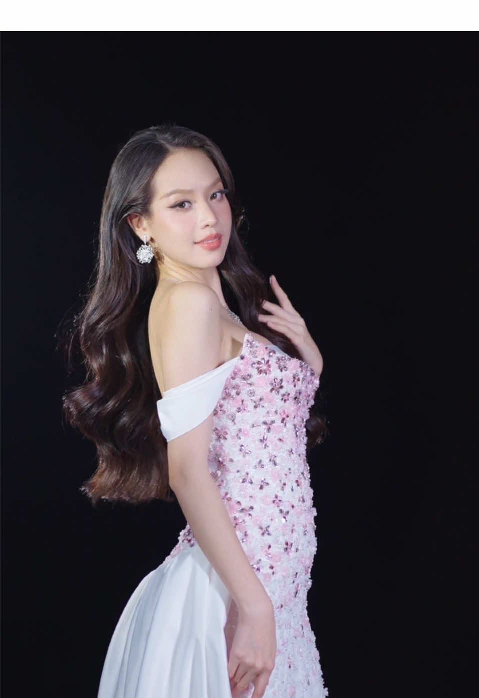 Đêm chung kết Miss International 2024 sẽ được diễn ra vào lúc 16h00 vào ngày 12/11/2024 (theo giờ Việt Nam) Thanh Thuỷ sẽ diện chiếc váy dạ hội lấy cảm hứng từ hoa anh đào Nhật Bản từ người anh yêu thương - NTK Lê Thanh Hoà. Đây là thiết kế mang đậm dấu ấn của NTK Lê Thanh Hòa với hơn 200 giờ làm việc tỉ mỉ, chỉn chu từ đội ngũ thiết kế.  Thanh Thủy xin chân thành cảm ơn người anh đã luôn yêu thương và đồng hành cùng Thuỷ. Cả nhà cùng theo dõi và cổ vũ Thanh Thuỷ đêm chung kết ngày mai nhé. Dress: LE THANH HOA Makeup: Hồng Xuyến Hair: Gia Nhi Nguyen Photo: Mon Tran Stylist: Phong Trương Video: @RainDinhquayphim.Official  #HuynhThiThanhThuy #MissInternational #BeautiesforSDGs #HoahauVietNam #TienPhong #SenVang #Nucos #Vietjet #ArataWellness #YenChungSamVang #TrungNguyenLegend #CharmePerfume #LongBeachPearl 