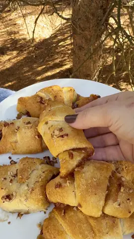These are so cute and easy to make. Full recipe in my biooooo #applepie #easydessert #dessertideas 