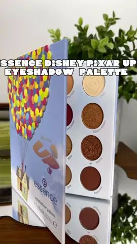 essence 🎈 Eyeshadow palette Disney Pixar Up La limiter edition disponibile in 2 tonalità 01 - Adventure’s ahead 02 - Wilderness explorer Quella che vi mostro è 01 - Adventure’s ahead 12 tonalità di ombretti altamente pigmentati, tra cui un.... EYELINER!! Sì esatto...uno dei colori (con la scritta Cake Liner) può essere usato per creare eyeline grafici, attivandolo con un goccio d’acqua 🏡🎈 In una varietà di finish: opachi, scintillanti e metallizzati.... Crea look naturali e spettacolari!! Gluten-free Cruelty-free No paraben No microplastic 11,99 €  @essence.cosmetics @catrice.cosmetics  #essence #essencecosmetics #makebeautyfun #essencecosmetics #catrice #catricecosmetics #disney #pixar #up #findingdory #makeup #disneymakeup #sisterlove #OwnYourMagic ##Disney #Up #Pixar #EyeshadowPalette #Eyeshadow #CrueltyFreeBeauty