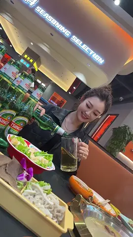 Có ai uống cùng em không🍺#gaixinh #gaixinhtrungquoc #annhau #cuocsongthuongngay 