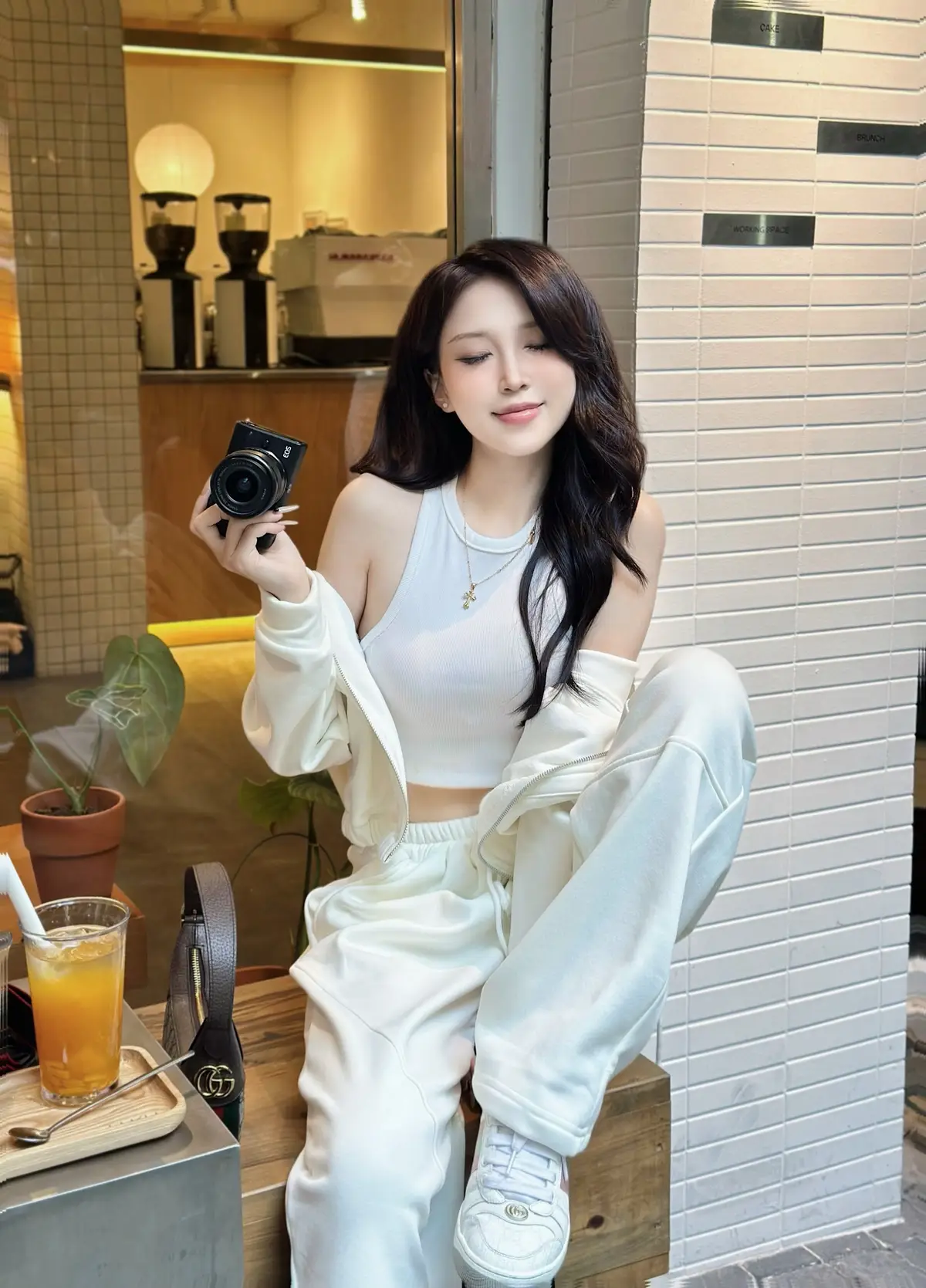 Nếu thời tiết hôm nay không chiều lòng anh thì để em#xuhuongthoitrang #muadong 