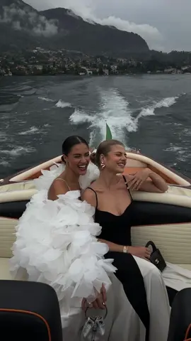 on a boat trip ✨ #lakecomo #oldmoneyaesthetic #fypage #besties 
