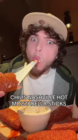 Trying the viral Chilis Nashville hot mozzarella sticks #chilis #mozzarellasticks #cheesepull #mukbang 