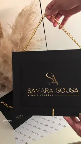 Maleta cartonada com logo em hot stamping dourado ✨ Nossa maleta tamanho M tem um espaço ótimo pra organizar o seu material didático. Todos os detalhes em dourado nessa maleta toda preta ficaram um charme, né? Entre em contato pelo link da bio e garanta a sua! #caixacartonada #maletacartonada #papelariapersonalizada #papelariacorporativa #kitcurso