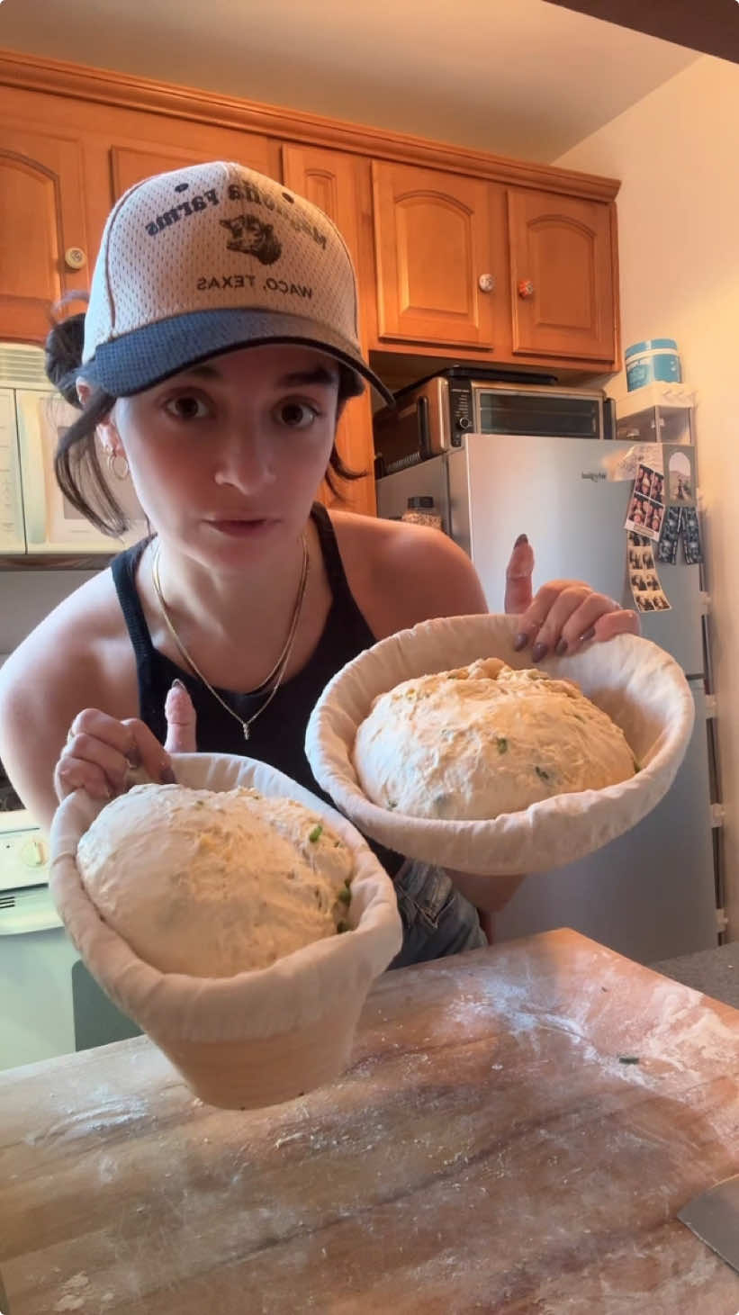 💥📣 ELOISE IS SO EXCITED TO BE THE PRETTIEST SOURDOUGH LOAF EVER #sourdough #sourdoughbread #sourdoughstarter #sourdoughtok #sourdoughbaking #homemadebread #sourdoughforbeginners #BakeWithMe #asmr #fyp #cheddarjalapeno 