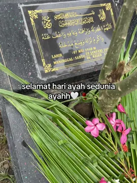 selamat hari ayah sedunia yahh🫶🏻🫶🏻 seharusnya kita lagi makan cake kan yah??seharusnya aku bisa meluk ayah dan ngucapin banya terimakasii sama ayah. ayah uda tenang kan disana?ayah uda gasakit lagi kan?? ayahh, raut wajah ayah saat tersenyum dan tertawa gaperna pudar dalam ingatanku yah, ayah bahagia disana yaa, kadang aku masi ga ikhlas, kenapa ayah ninggalin aku secepat ini?kehilangan ayah adalah hal yang paling hancur dihidupku saat ini. hadir dimimpiku ya yahh??walaupun cuma sebentar. dunia lagi gabaik sama aku yahh, ayah gamau peluk aku?aku kangen ayah, aku kangen jadi peri kecil ayah🙁tenang disana ayah, alfatihah.