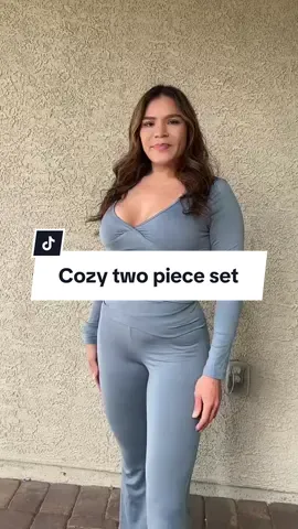 Such a winter fit ❄️☁️🤍 and its so cozy with an adjustable waist band 😌 . #cozytwopieceset #winteroutfit #dealsforyoudays #twopieceoutfit 