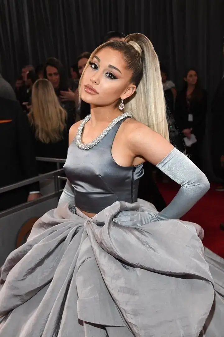 i feel like this grammys dress is so unterrated and i think this Dress is so pretty! 🩶🎤 #foryou #viral #arianagrande #grammys 