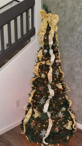 🔗In Bio! Christmas Tree in less than a minute 🙌🎄. #amazonhome #holidayhack #holidaytips #amazonholiday #founditonamazon #christmastreedecor #decorhack #decortips #christmasmadeeasy 