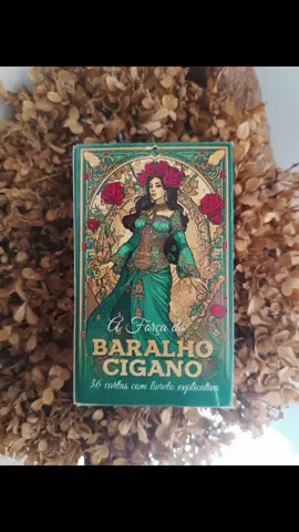 A Força do Baralho Cigano - 36 Cartas Desvende o universo místico do povo cigano com A Força do Baralho Cigano. Este baralho é composto por 36 cartas e vem acompanhado de um livreto explicativo, ideal para quem está começando e deseja se aprofundar na arte da leitura cigana. O povo cigano carrega consigo uma magia singular, envolta em mistérios e sabedoria ancestral. Com uma visão profunda da vida e uma conexão espiritual poderosa, os ciganos nos ensinam a explorar tanto as alegrias quanto os desafios com coragem e graça. Suas tradições, muitas vezes passadas de geração em geração, refletem uma compreensão intuitiva e uma liberdade única que inspiram todos aqueles que se conectam com seu legado. O Baralho Cigano, também conhecido como Lenormand, é uma ferramenta que traduz essa sabedoria em símbolos e arquétipos acessíveis, oferecendo orientações para os momentos da vida. Cada carta traz mensagens sobre amor, trabalho, saúde, caminhos e desafios. Este baralho, com ilustrações que evocam a energia cigana, é perfeito para aqueles que, assim como você, são apaixonados pelo espírito cigano e sua jornada. Acompanha Livreto Explicativo: O livreto é uma introdução fácil e prática para iniciantes, orientando na interpretação das cartas e ajudando a explorar as mensagens deste baralho especial. #BaralhoCigano #ForçaCigana #MagiaCigana #Misticismo #LeituraDeCartas #SabedoriaCigana #MundoMístico #Espiritualidade #BaralhoLenormand #CartasCiganas #LivretoExplicativo #OráculoCigano #TradiçãoCigana #ConexãoEspiritual #ArteCigana #AmorPeloMístico #EnergiaCigana #AForçaDoBaralho #MensagemDasCartas #DescubraOsMistérios