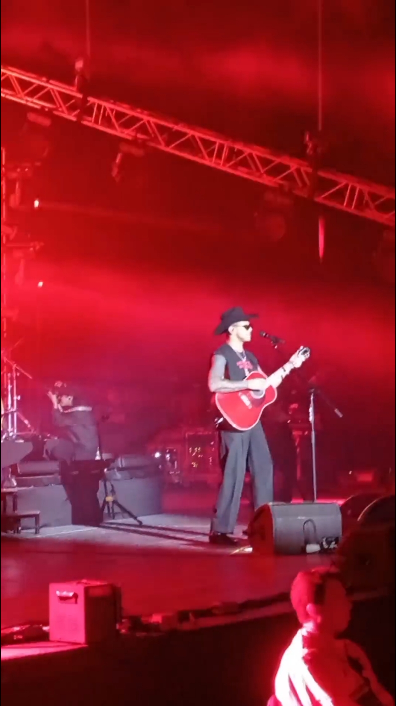 Mi amigo me llevó al concierto de @manuelmedrano 🙌🏽  #concierto #toluca #manuelmedrano #manuelmedrano🎵♥️ #manuelmedrano🎙️ #manuelmedradobajoel #bajoelagua #canciones #cancionesmanuelmedrano #❤️ #cantar #noche #musica 