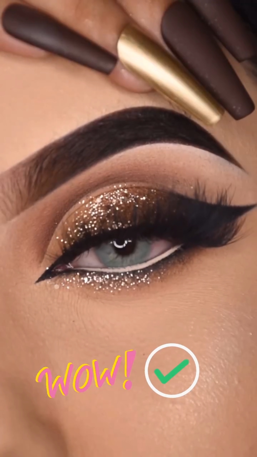 ✨ Tips para un Maquillaje de Ojos en Dorado y Negro ✨ 1. Prepara tus párpados: Aplica un primer para que los tonos duren todo el día. 2. Base dorada: Coloca sombra dorada en el párpado móvil, difuminándola hacia la cuenca. 3. Profundidad en negro: Aplica sombra negra en la esquina exterior del ojo y difumina para un efecto ahumado elegante. 4. Iluminación extra: Agrega un toque de dorado en el lagrimal para abrir la mirada. 5. Delineado perfecto: Completa con un delineado negro intenso para realzar el look. 💄 ¡Aprende todas estas técnicas y más en nuestro curso online de maquillaje! 💄 #cursodemaquillaje #maquillajedeimpacto #lookelegante #tipsdemaquillaje #aprendeconnosotros #maquillajepro #mujer #secretosdebelleza #academiadebelleza #tipsdemaquillaje #bellezanatural #cursosdebelleza #cursos #cursosonline #certificacion 