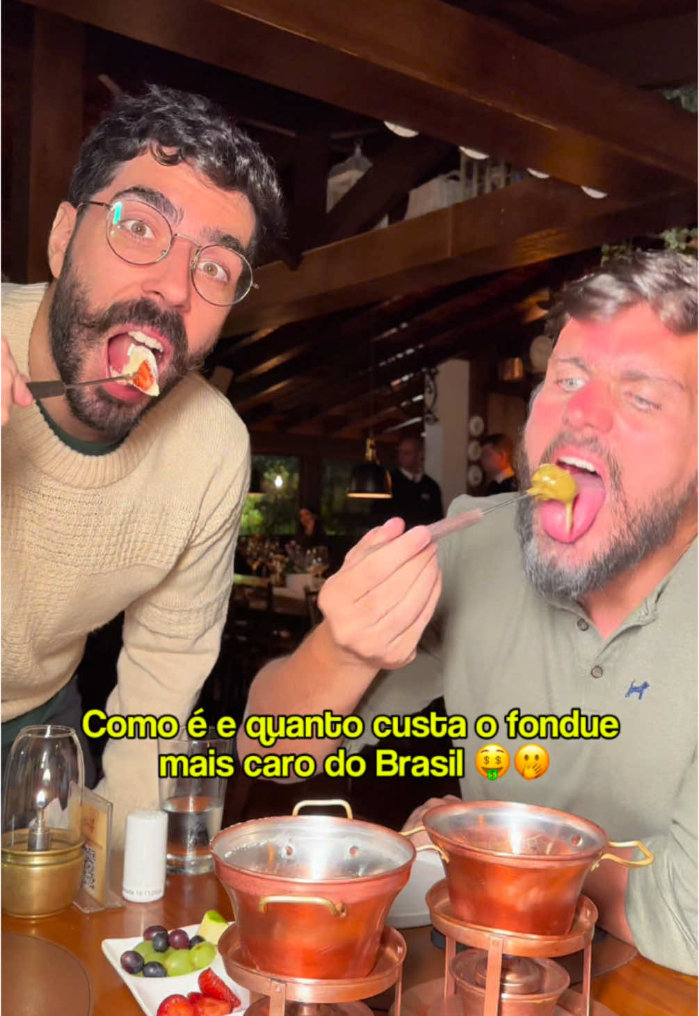 Fomos conhecer o famoso rodízio de fondue do “Chalezinho” em Campos do Jordão e olha… que experiência! 🧀✨  Provamos o rodízio “Super Premium” (R$ 289,90), mas você pode pedir apenas um fondue “a la carte” se preferir. 🙂 Mostramos tudo o que comemos e testamos todas as combinações possíveis até a de pistache da Flakes 😋 Manda para aquela pessoa que vai amar ir nesse lugar🔥🥂  #Fondue #camposdojordao #camposdojordão #restaurantescamposdojordao #tiktoktravel 